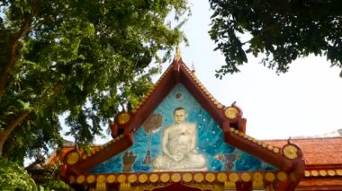 KOH SAMUI, THAILAND - 13 Temmuz 2018 Wat Khunaram. Kunaram Budist Tapınağı. Majesteleri Kral Bhumibol Adulyadej 'in Chakri hanedanlığından mozaik portresi, Kral Rama IX..