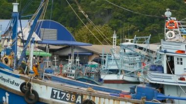 KANOM, THAILAND - 21 Eylül 2018. Kıyıdaki paslı botlar. Balıkçı şehrinde limana park edilmiş eski paslı gemiler. Balıkçı mürekkep balığı endüstrisi. Geleneksel Asya. Deniz kaynaklarının yok edilmesi kavramı.