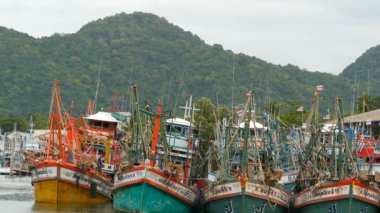 KANOM, THAILAND - 21 Eylül 2018. Kıyıdaki paslı botlar. Balıkçı şehrinde limana park edilmiş eski paslı gemiler. Balıkçı mürekkep balığı endüstrisi. Geleneksel Asya. Deniz kaynaklarının yok edilmesi kavramı.