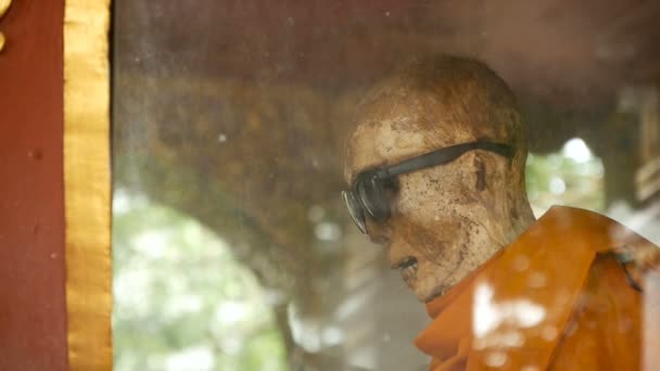 2018年7月13日 Wat Khunaram 国光寺 1973年 昭和48年 に死去した仏教僧 サマタキッティクーン ピヤシーロ のミイラ — ストック動画