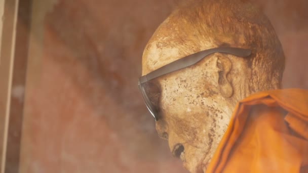 2018年7月13日 Wat Khunaram 国光寺 1973年 昭和48年 に死去した仏教僧 サマタキッティクーン ピヤシーロ のミイラ — ストック動画