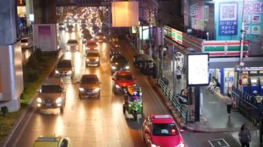 BANGKOK, THAILAND - 18 ARALIK, 2018: aşırı kalabalık Tayland 'ın başkenti Tayland yolunda gece trafikte sıkışan arabalar. sarı ve kırmızı elektrik lambaları, tuk tuk, otobüsler.