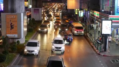 BANGKOK, THAILAND - 18 ARALIK, 2018: aşırı kalabalık Tayland 'ın başkenti Tayland yolunda gece trafikte sıkışan arabalar. sarı ve kırmızı elektrik lambaları, tuk tuk, otobüsler.