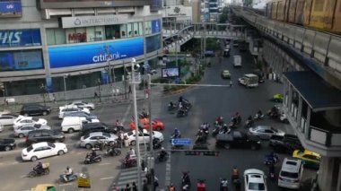 BANGKOK, THAILAND - 18 ARALIK, 2018: Modern trenler demiryolu köprüsünde, arabalar da modern caddelerde ilerliyor.