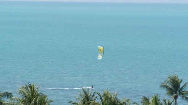 Kiteboarder Anónimo Mar Tranquilo Persona Distante Con Tablas Kitesurf Superficie — Vídeo de stock