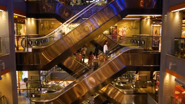2018年12月18日 星期四 暹罗亚洲购物中心内部 商业中心的自动扶梯上挤满了人 人们涌向现代广场购物 货物的消费 — 图库视频影像