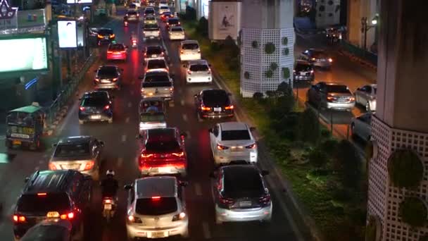 バンコク 12月 2018 夜にタイの首都の人口過密アジアの街の道路上の交通渋滞で車 黄色と赤の電気ライト トゥクトゥク — ストック動画