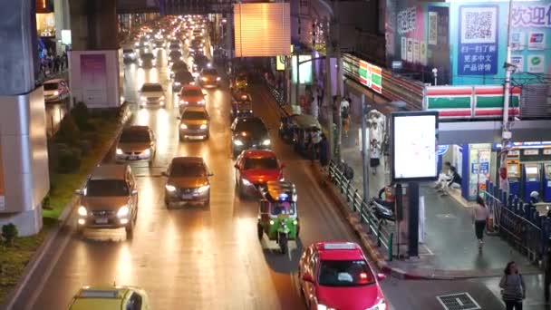 バンコク 12月 2018 夜にタイの首都の人口過密アジアの街の道路上の交通渋滞で車 黄色と赤の電気ライト トゥクトゥク — ストック動画