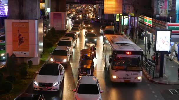 バンコク 12月 2018 夜にタイの首都の人口過密アジアの街の道路上の交通渋滞で車 黄色と赤の電気ライト トゥクトゥク — ストック動画