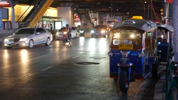 バンコク 12月 2018 伝統的なタイのタクシー トゥクトゥクは 道路に沿って観光客を待っています 人口過密都市の夜の交通 アジア諸国のシンボル ユニークな車両 — ストック動画