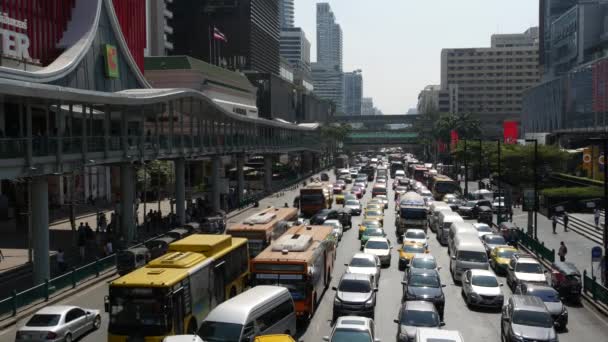 バンコク 12月 2018 忙しい街の通りに車 多くの近代的な車やバスが晴れた日に忙しい通りに乗っています 交通渋滞人口過密都市の環境問題 — ストック動画