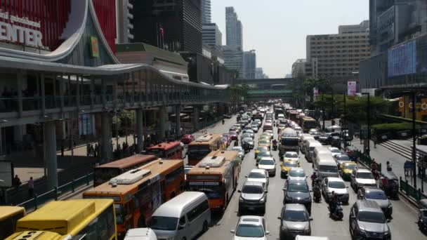 Bangkok Tajlandia Grudzień 2018 Samochody Ruchliwej Ulicy Miasta Wiele Nowoczesnych — Wideo stockowe