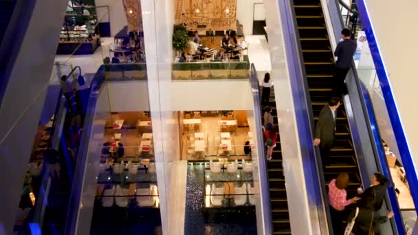 2018年12月18日 星期四 亚洲购物中心内部 商业中心自动扶梯上的人 人们涌向现代广场购物 货物的消费 商场里的咖啡店 — 图库视频影像
