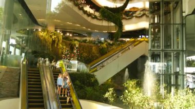 BANGKOK, THAILAND - 18 ARALIK, 2018 Emquartier Lüks Alışveriş Merkezi. Alışveriş merkezi tasarımı, yeşil çevre dostu konsept. asma bahçesi, fütüristik ekolojik mimari. Modern şehir. Yürüyen merdiven