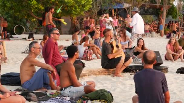 Phangan Tailândia Fevereiro 2019 Zen Beach Jovem Sorridente Toca Guitarra — Vídeo de Stock