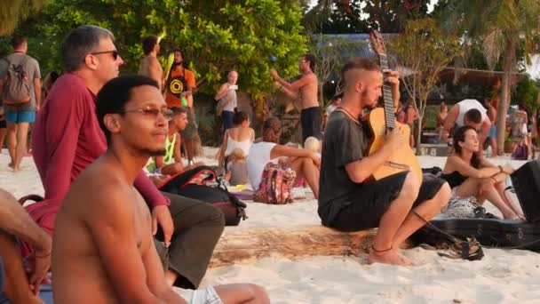 Phangan Tailandia Febrero 2019 Zen Beach Sonriente Joven Toca Guitarra — Vídeo de stock