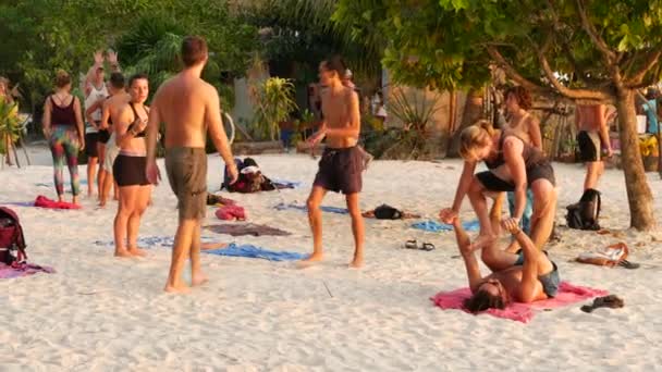 Phangan Tailandia Febrero 2019 Zen Beach Los Jóvenes Hacen Acro — Vídeo de stock