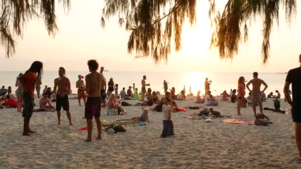 Phangan Thailandia Febbraio 2019 Spiaggia Zen Giovane Uomo Sta Allenando — Video Stock