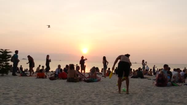 Phangan Thailand Zen Beach 2019 Unge Man Tränar För Att — Stockvideo