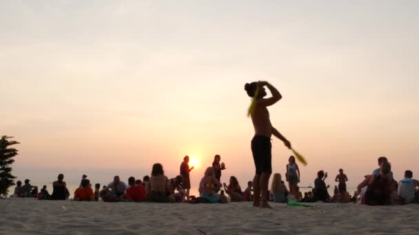 Phangan Thailand February 2019 Zen Beach Young Man Training Juggle — Stock Video