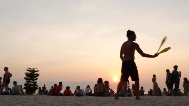 コパンガン 2019 日禅ビーチ 若い男は 大人数の中で熱帯の楽園ビーチで夕暮れ時を両立させるトレーニングです 自由の概念 社会的レジャー サーカス ショー — ストック動画