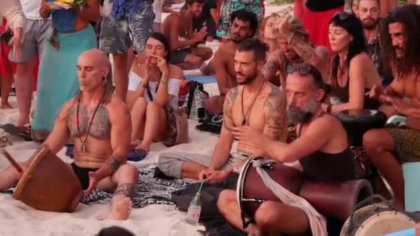 Phangan Tailândia Fevereiro 2019 Zen Beach Pessoas Felizes Tocam Violão — Vídeo de Stock