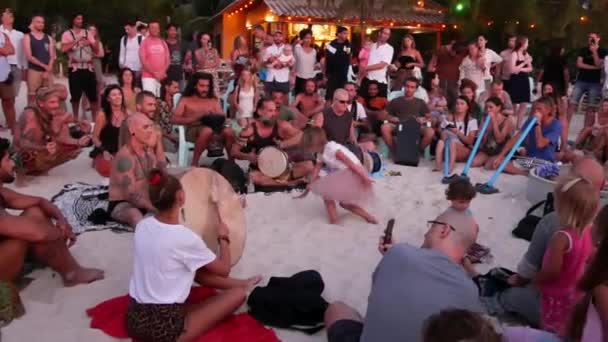 Phangan Thailand Februari 2019 Zen Beach Gelukkige Mensen Spelen Gitaar — Stockvideo