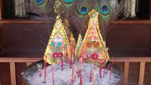 伝統的な祭壇に香と羽 芳香族香棒と美しい孔雀の羽は 東洋エキゾチックなタイの伝統的な中国の祭壇の上にボウルに詰め — ストック動画