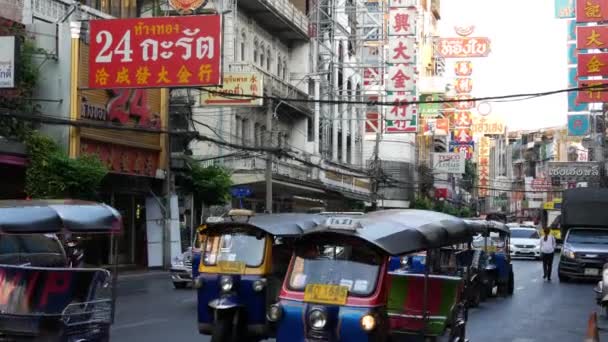 Bangkok Thailand 2019年3月18日 Tuk Tuks Street Asian City 曼谷唐人街繁华的街道上 五颜六色的汽车人力车在沥青路面上行驶 — 图库视频影像