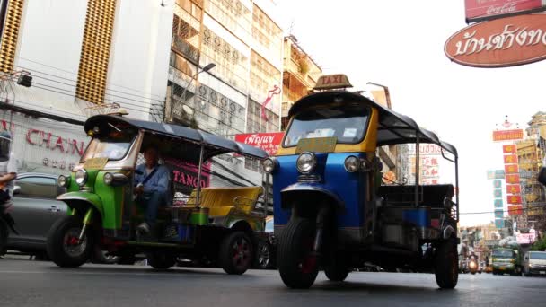 Bangkok Thailand 2019年3月18日 Tuk Tuks Street Asian City 曼谷唐人街繁华的街道上 五颜六色的汽车人力车在沥青路面上行驶 — 图库视频影像