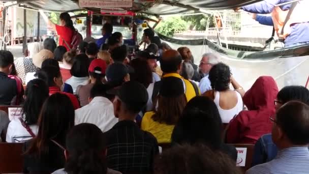 Bangkok Thailand März 2019 Wat Sri Bunruang Wassertor Anonyme Bootsflüchtlinge — Stockvideo
