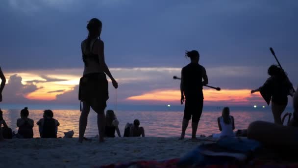 Phangan Thailand März 2019 Zen Beach Silhouetten Von Performern Strand — Stockvideo