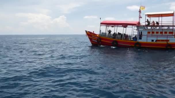 タオ島 6月2019パラダイスエキゾチックなリゾートの波打つ海の表面に浮かぶダイビングボート 観光客のためのスポーツエンターテイメント 機器で水中深くダイビング — ストック動画
