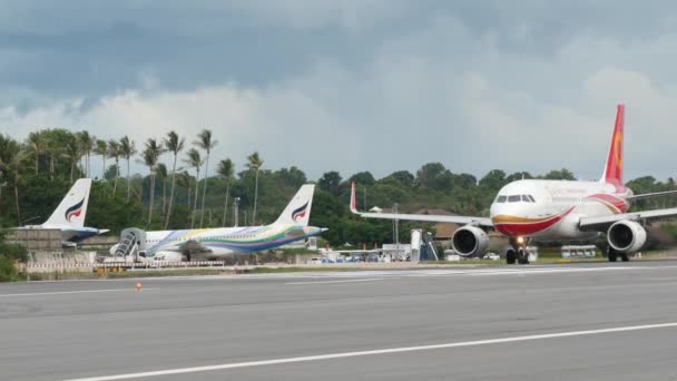 コーサムイ島 6月2019エキゾチックな観光リゾートでバンコク航空会社の空港滑走路に白い飛行機が飛んで着陸します 交通の概念 — ストック動画