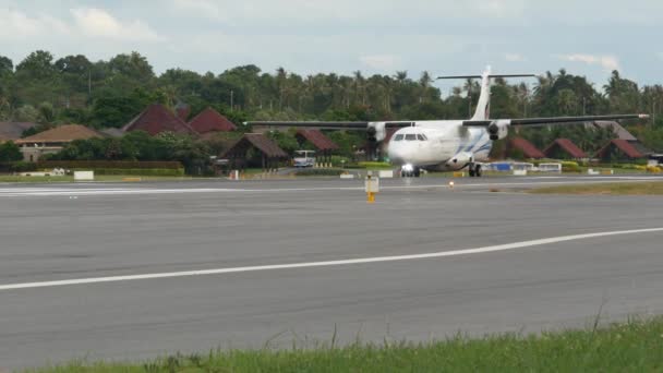 コーサムイ島 6月2019エキゾチックな観光リゾートでバンコク航空会社の空港滑走路に白い飛行機が飛んで着陸します 交通の概念 — ストック動画