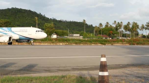 Koh Samui Island Thailand Липня 2019 Білі Літаки Літають Приземляються — стокове відео