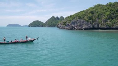 ANG THON MARINE Parkı, SAMUI, THAILAND - 9 Haziran 2019: Okyanustaki adalar grubu tropik cennet turistik tatil beldesi yakınlarında. Turistli teknesi olan turkuaz bir deniz. Seyahat tatili konsepti.