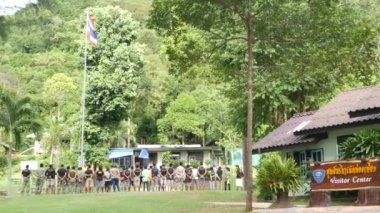 Ang Thong Marine Park, Tayland - 9 Haziran 2019: Korucu olarak çalışırken ve milli parkı korurken sabah toplantısına katılan bir grup Taylandlı. Asya 'da çevre ve doğa koruma kavramı.