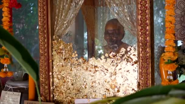 サムイ島 2019年7月17日 ワット ウォンカラム仏教寺院 僧のミイラ化した体と金箔 瞑想中に死んだ聖人の遺物を保存するエキゾチックな伝統 — ストック動画