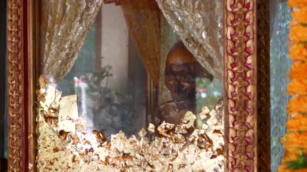 サムイ島 2019年7月17日 ワット ウォンカラム仏教寺院 僧のミイラ化した体と金箔 瞑想中に死んだ聖人の遺物を保存するエキゾチックな伝統 — ストック動画