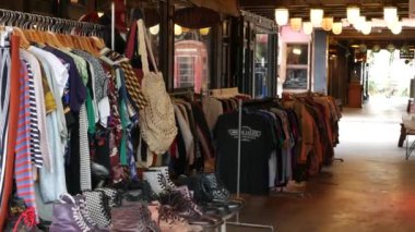 BANGKOK, THAILAND - 10 HAZİRAN, 2019: Chatuchak yakınlarındaki eski bit pazarı. Eski antikaların butik sanat atölyesinin modern tasarımı. Popüler, tuhaf moda şehrinin dekorasyonu.