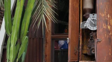 BANGKOK, THAILAND - 10 HAZİRAN, 2019: Chatuchak yakınlarındaki eski bit pazarı. Eski antikaların butik sanat atölyesinin modern tasarımı. Popüler, tuhaf moda şehrinin dekorasyonu.