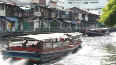 BANGKOK, THAILAND, 11 HAZİRAN 2019: Kamu yolcuları için klasik su yolu. Khlong 'da sokak şehri hayatı. Yerel halk trafik sıkışıklığı sırasında tekneyi geleneksel ulaşım aracı olarak kullanıyor.