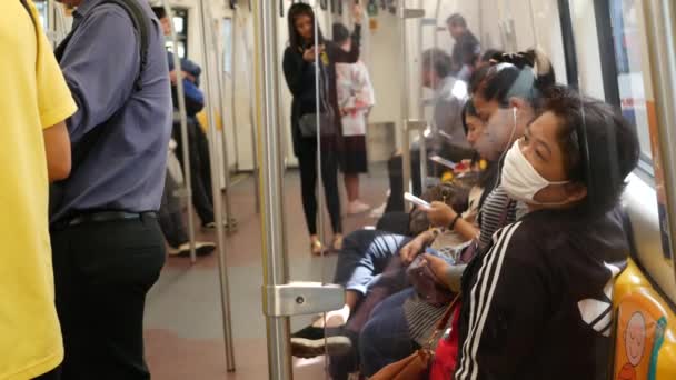 Bangkok Tailandia Julio 2019 Pasajeros Asiáticos Tren Usando Smartphones Gente — Vídeos de Stock