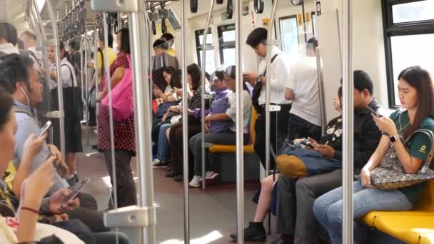 Bangkok Tailandia Julio 2019 Pasajeros Asiáticos Tren Usando Smartphones Gente — Vídeos de Stock