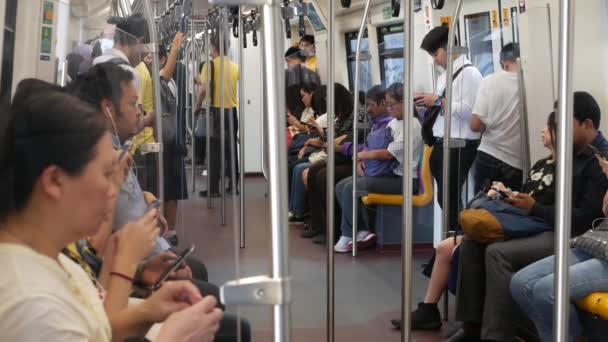 バンコク 2019年7月10日 スマートフォンを使用して電車の中でアジアの乗客 タイの人々は Bts車でインターネットサーフィン 公共交通機関だ 地下鉄のソーシャルメディアと電話からの中毒 — ストック動画
