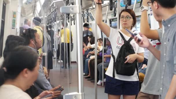 Bangkok Thailand Juli 2019 Asiatiska Tågpassagerare Som Använder Smartphones Thailändare — Stockvideo