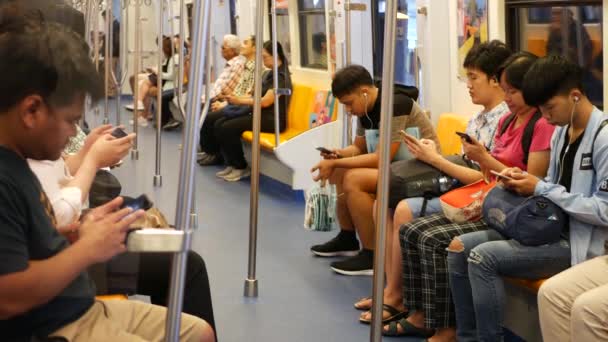 Bangkok Thailand Juli 2019 Asiatische Fahrgäste Zügen Nutzen Smartphones Thailänder — Stockvideo