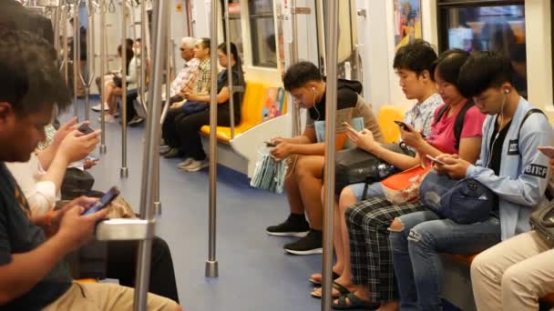 Bangkok Thailand Juli 2019 Aziatische Reizigers Trein Met Behulp Van — Stockvideo