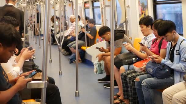 Bangkok Thailand Juli 2019 Asiatische Fahrgäste Zügen Nutzen Smartphones Thailänder — Stockvideo